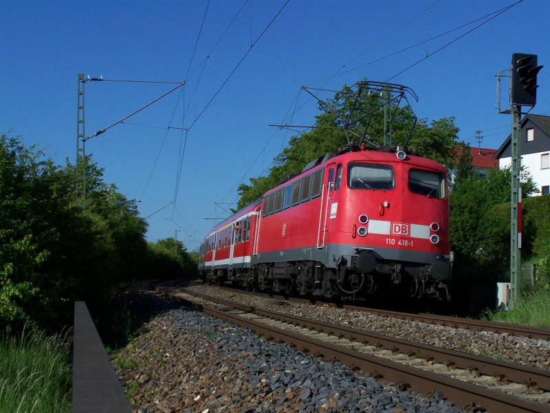 Die Br.110 418-1 fuhr im Jahr 2007 mit einer Regionalbahn RB von Aalen nach Donauwrth. Hier zwischen den Haltepunkten Aalen-Wasseralfingen und Hofen(b. Aalen).