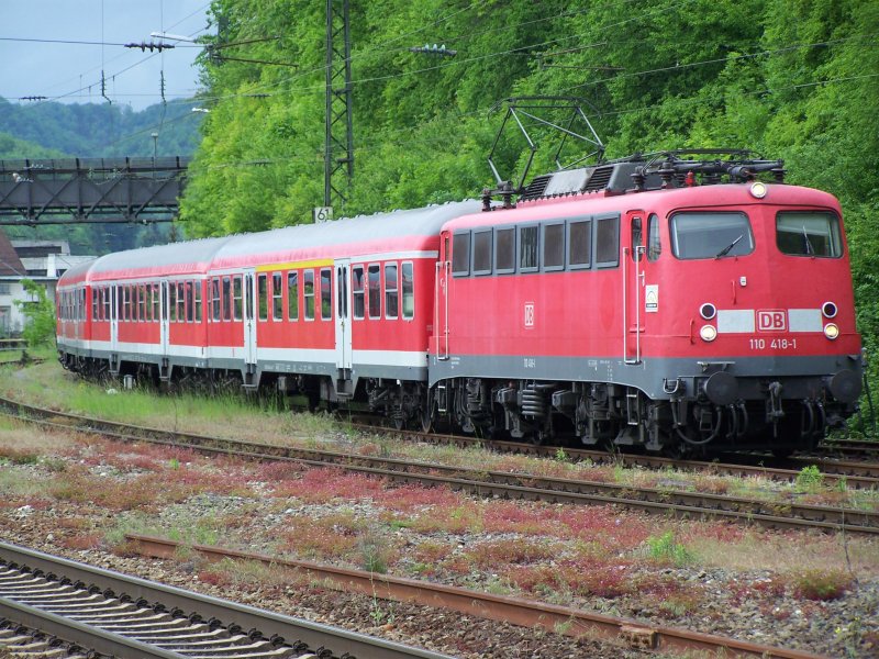 Die Br.110 418-1 stand am 09.05.07 mit einem RE-zug auf dem Abstellgleis des Bahnhofs Geislingen/Steige.