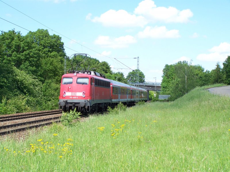 Die Br.110 446-2 fuhr am 18.05.07 von Aalen nach Donauwrth hbf, hier kurz hinter dem Bahnhof Hofen(b. Aalen).