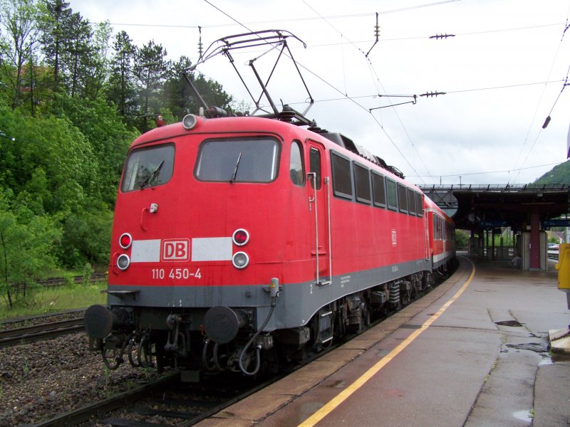 Die Br.110 450-4 stand am 09.05.07 mit einem RE-Zug im Geislinger Bahnhof und fuhr weiter nach Ulm Hbf.