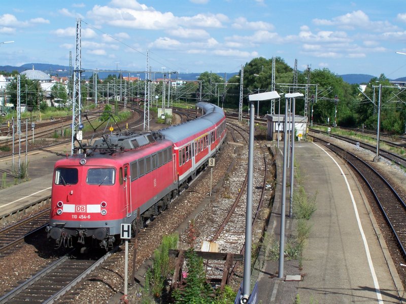 Die Br.110 454-6 bei der Ausfahrt aus dem Bahnhof Gppingen im Sommer 2007.