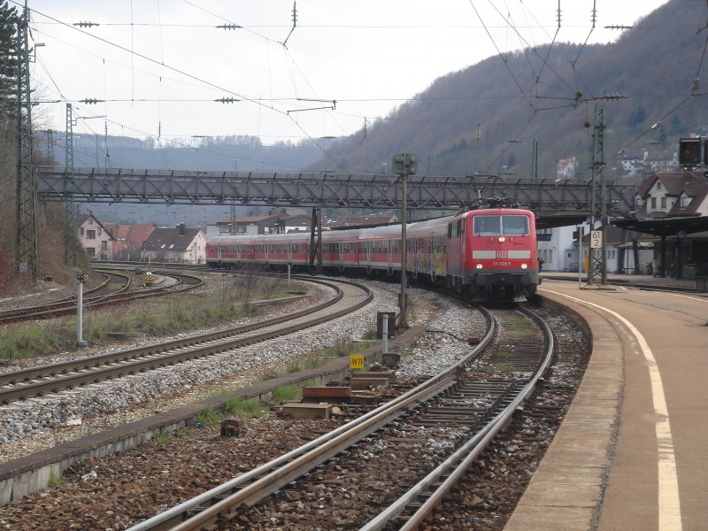 Die Br.111 029-5 stand am 18.04.06 mit ihrem Regional express in Geislingen Hbf.