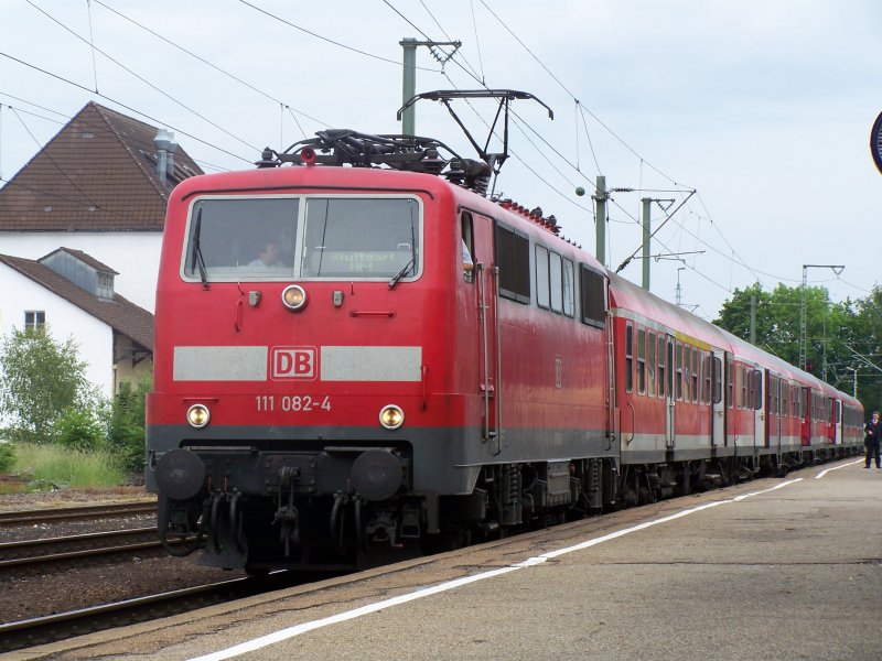 Die Br.111 082-4 fuhr am 31.Mai.07 von Nrnberg Hbf nach Stuttgart Hbf, hier im Bahnhof Crailsheim.
