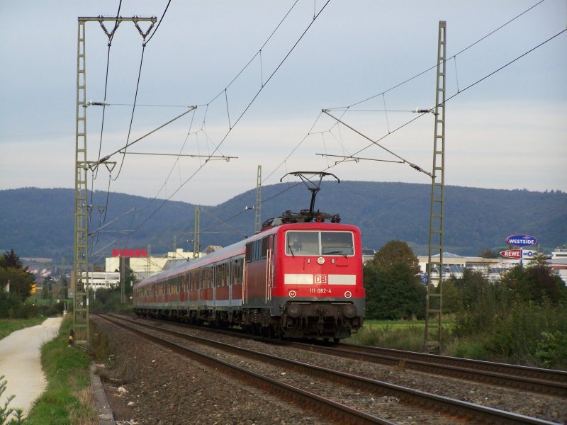 Die Br.111 082-4 fuhr mit einem Regionalexpress von Stuttgart Hbf nach Aalen. Hier im bei der Einfahrt in die Kreisstadt Aalen am 21.September 2007.