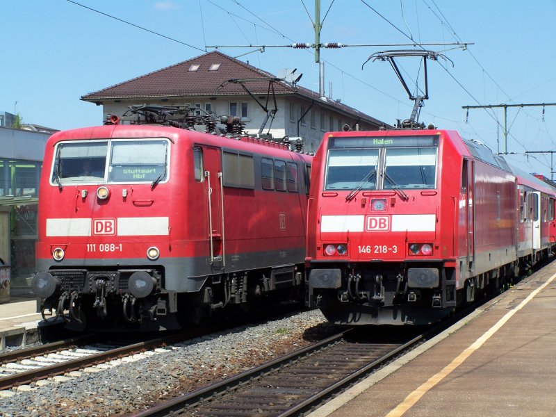 Die Br.111 088-1 fuhr am 19.05.07 als Umleiter von Nrnberg Hbf nach Stuttgart Hbf, eigentlich wrde sie mit dem RE-zug ber Crailsheim fahren, da sie aber wegen Bauarbeiten umgeleitet wurde, fuhr sie ber aalen, was auch gut ist, den in Aalen sieht man eine 111er nicht so oft;-). Gleichzeitig stand die Br.146 218-3 im Bahnhof aalen und fuhr spter von Gleis 1 (also wurde sie umrangiert) wieder zurck nach Stuttgart Hbf.