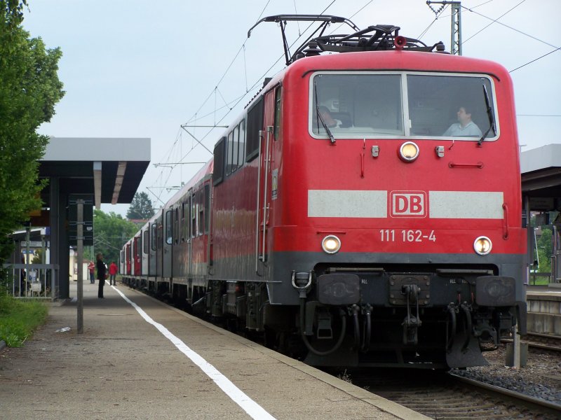 Die Br.111 162-4 fuhr im Jahr 2007 mit einem RegionalExpress RE von Nrnberg Hbf nach Stuttgart Hbf ber Ansbach, Crailsheim, Schwbisch-Hall-Hessental, Backnang. Hier im Bahnhof Crailsheim.