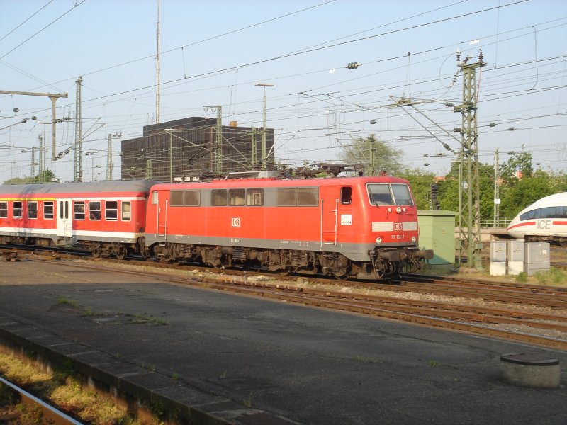 Die Br.111 165-7 fuhr am 29.04.07 in den Stuttgarter Hbf ein, wrend im Hintergrund ein ICE-3 auf seine Ausfahrt in Richtung Dortmund Hbf wartete. 