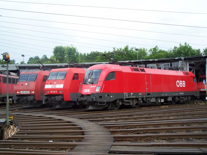 Die Br.1116 229-4 von der bb und die beiden 152er von DB Railion standen am 2.Juni 07 im E-Lok-schuppen des BW Nrnberg RBF abgestellt.