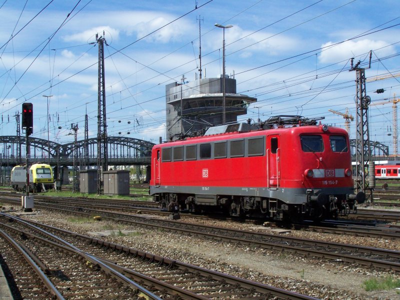 Die Br.115 154-7 bei rangierarbeiten im Gleisvorfeld des Bahnhofes Mnchen Hbf. Aufgenommen im August 2007
