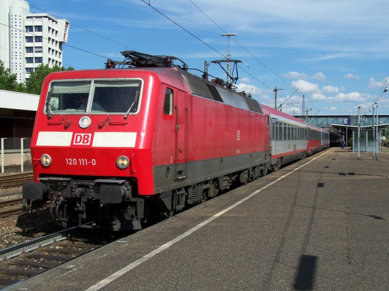 Die Br.120 111-0 mit dem IC  Wrthersee  nach Dortmund Hbf im Bahnhof Gppingen. Aufgenommen am 13.Juli 2007