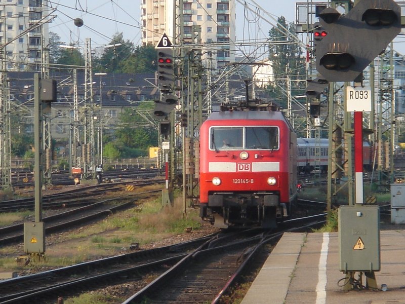 Die Br.120 145-8 fuhr am 29.04.07 mit einer weiteren 120er einen Ersatzzug. Hier bei der Einfahrt in Stuttgart Hbf.