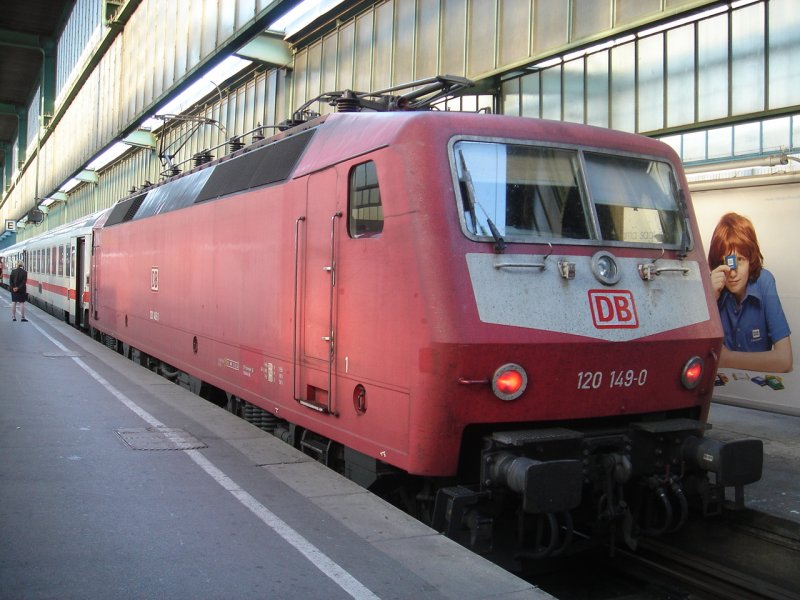 Die Br.120 149-0 stand am 06.05.07 mit einem IC im Stuttgart Hbf.