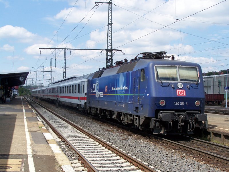 Die Br.120 151-6  ZDF-Express fuhr am 30.Mai07 von Karlsruhe Hbf nach Nrnberg Hbf ber:                                      Pforzheim Hbf/Mhlacker/Vaihingen-Enz/Stuttgart Hbf/Schwbisch Gmnd/Aalen/Ellwangen/Crailsheim/Ansbach. Hier im Bahnhof Aalen.