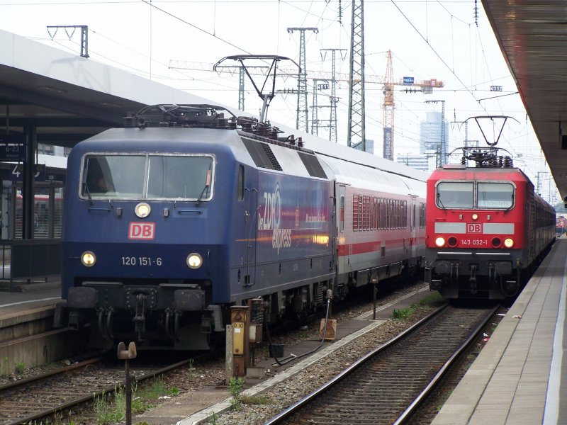 Die Br.120 151-6  ZDF-Express  mit einem IC und die Br.143 032-1 mit einer RB, trafen sich in Juni 2007 im Bahnhof Nrnberg Hbf.