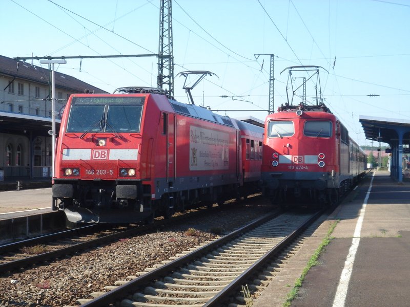 Die Br.146 203-5 mit ihrem RE-Zug nach Stuttgart Hbf, und die Br.110 474-4 mit der RB nach Donauwrth Hbf. Hier stehen beide Zge in Aalen Hbf. Aufgenommen am 26.04.06