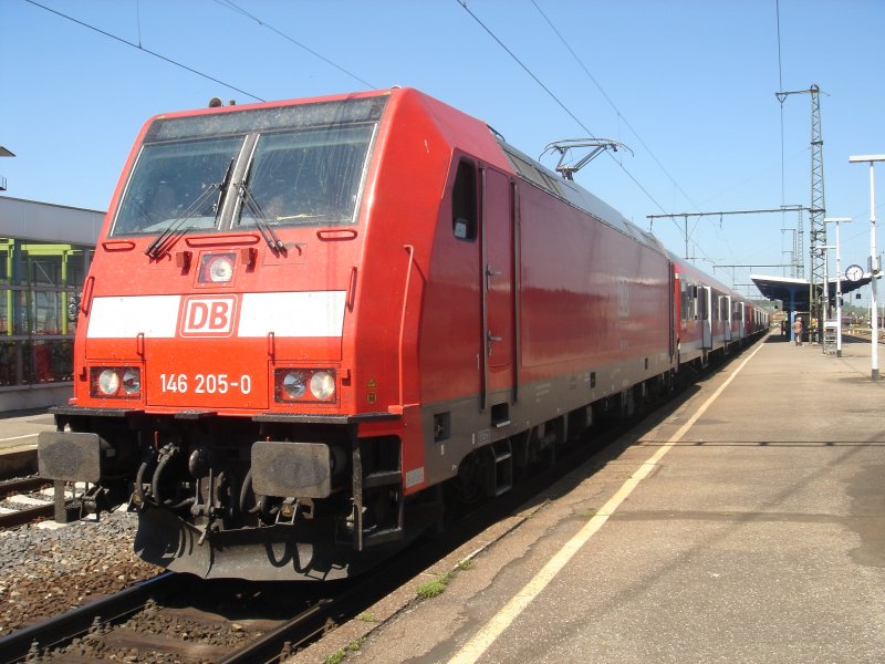 Die Br.146 205-5 im Bahnhof Aalen. Dieser Zug fuhr später nach Stuttgart Hbf zurück. Abfahrt war: 14.35 Uhr von Gleis 2.
Aufgenommen am 30.04.07 in Aalen Hbf.
