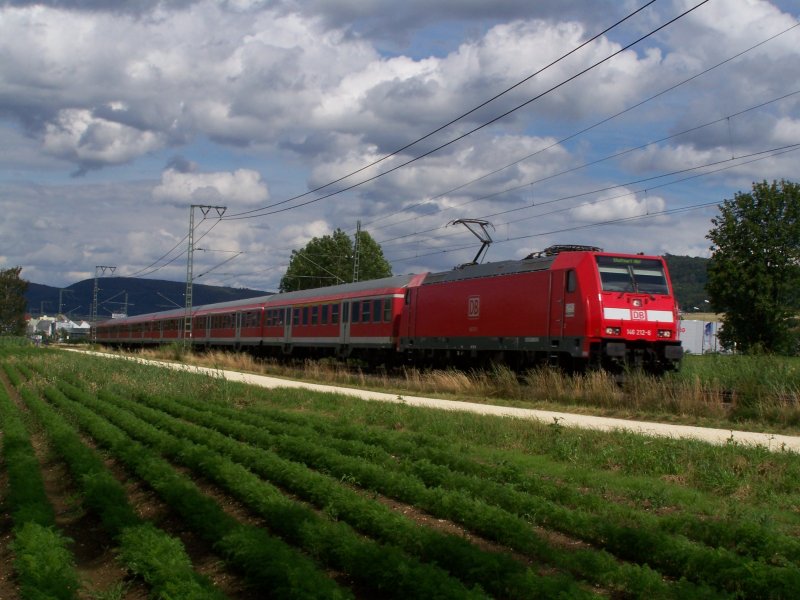 Die Br.146 212-6 ist auf dem Weg nach Stuttgart Hbf, dabei fhrt sie ber die Remsbahn KBS 786. Dieser RE-Zug kam aus Aalen. Hier auf hhe Aalen-Essingen, wenige Minuten nach der Ausfahrt aus dem Bahnhof Aalen. Aufgenommen am 11.Juli 2007