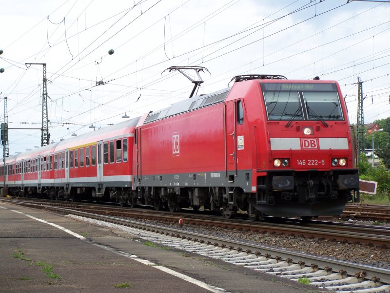 Die Br.146 222-5 fuhr am 16.05.07 als RE-zug von Aalen nach Stuttgart Hbf. Nchste Halt war Mgglingen. Hier bei der Ausfahrt des Bahnhofs Aalen.
