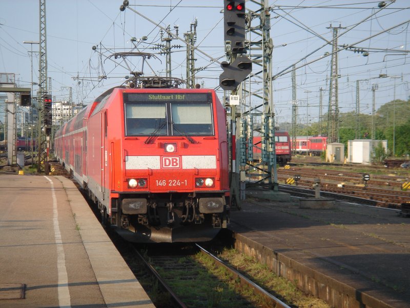 Die Br.146 224-1 fuhr am 29.04.06 als IRE von Karlsruhe nach Stuttgart. Hier bei der Einfahrt in Stuttgart Hbf.