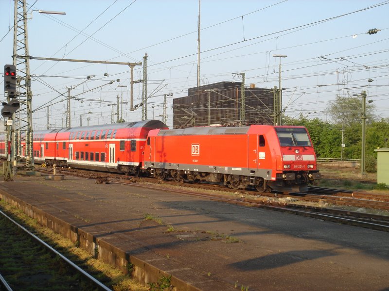 Die Br.146 224-1 fuhr am frhen Abend in den Stuttgarter Hbf ein, bevor sie zurck nach Karlsruhe Hbf fuhr. Aufgenommen am 29.04.06.