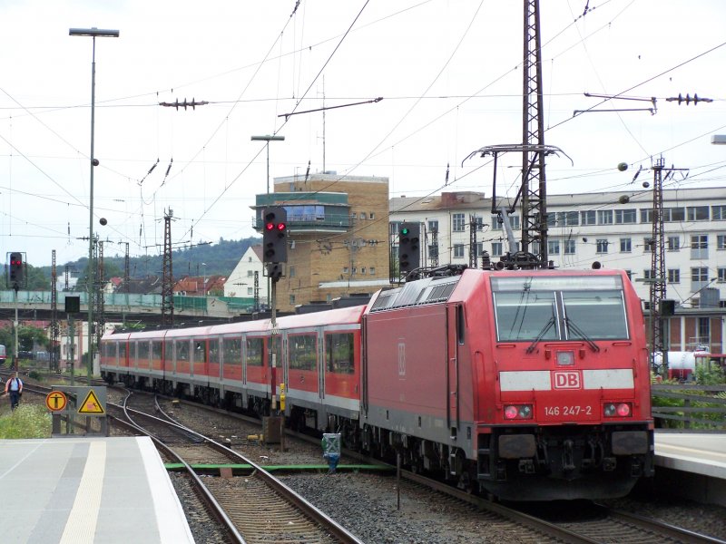 Die Br.146 247-2 fuhr am 2.August 2007 mit einem RE nach Wrzburg Hbf. Aufgenommen bei der Ausfahrt aus Aschaffenburg Hbf. Im Hintergrund, Stellwerk-Aschaffenburg.