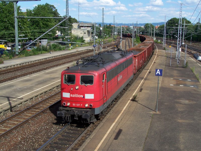 Die Br.151 137-7 fuhr am 13.Juli 2007 mit einem Gterzug GZ, beladen mit Schrott, durch den Bahnhof Gppingen.
