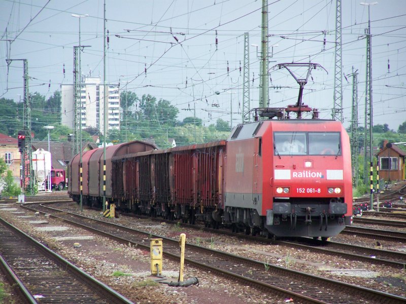 Die Br.152 061-8 stand am 16.05.07 mir ihrem Gterzug GZ im Bahnhof Aalen und fuhr dann nach Kornwestheim Rbf.