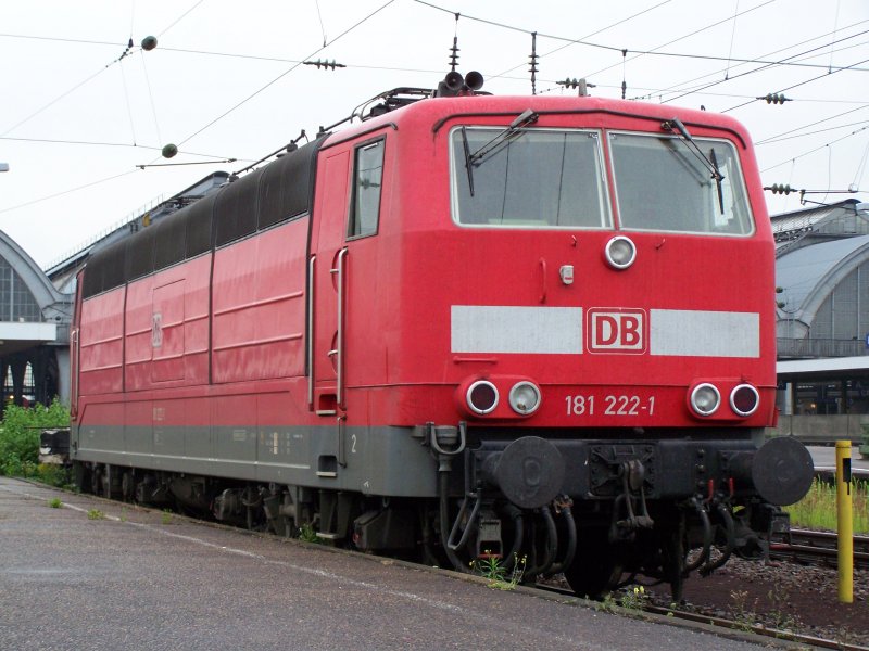 Die Br.181 222-1 stand am 7.August 2007 abgebhgelt im Gleisvorfeld des Bahnhofes Karlsruhe Hbf.