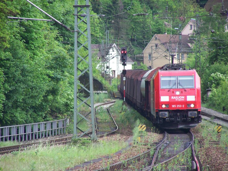 Die Br.185 253-2 zog am 09.05.07 einen Gemischten Gterzug durch den Bahnhof Geislingen. Hier kurz vor dem Geislinger Bahnhof.