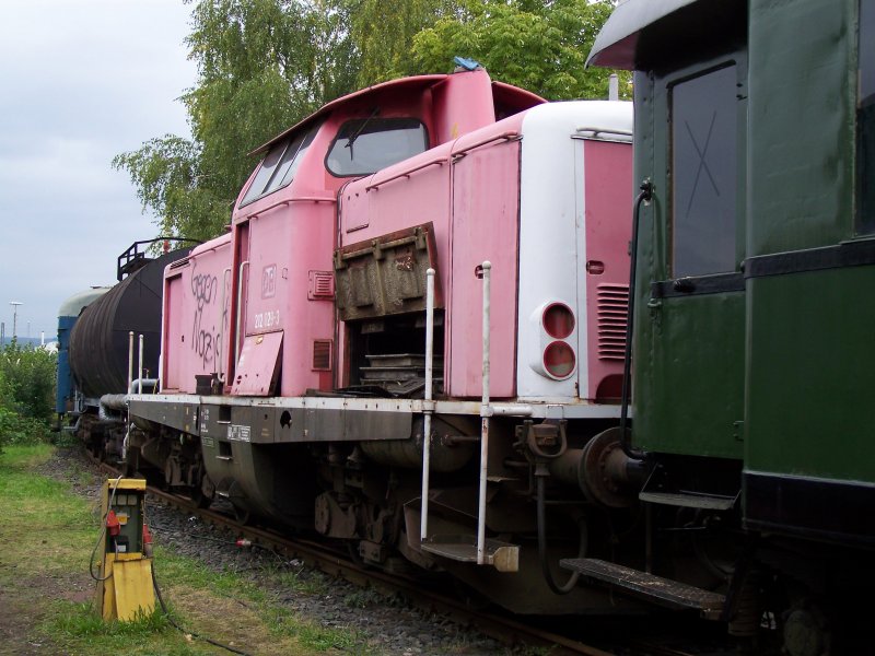 Die Br.212 029-3 hat nun fr einige Zeit ihre Ruhe im Sddeutschen-Eisenbahnmuseum-Heilbronn gefunden. Die Lok war bis zum Ende ihres Dienstes bei der DB Cargo in Saarbrcken stationiert.
Aufnahme am 08.09.07 im BW Heilbronn.