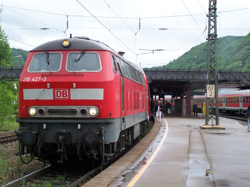 Die Br.218 427-3 fuhr am 09.05.07 mit einem IRE von Lindau Hbf nach Stuttgart Hbf. Hier im Bahnhof Geislingen/Steige.