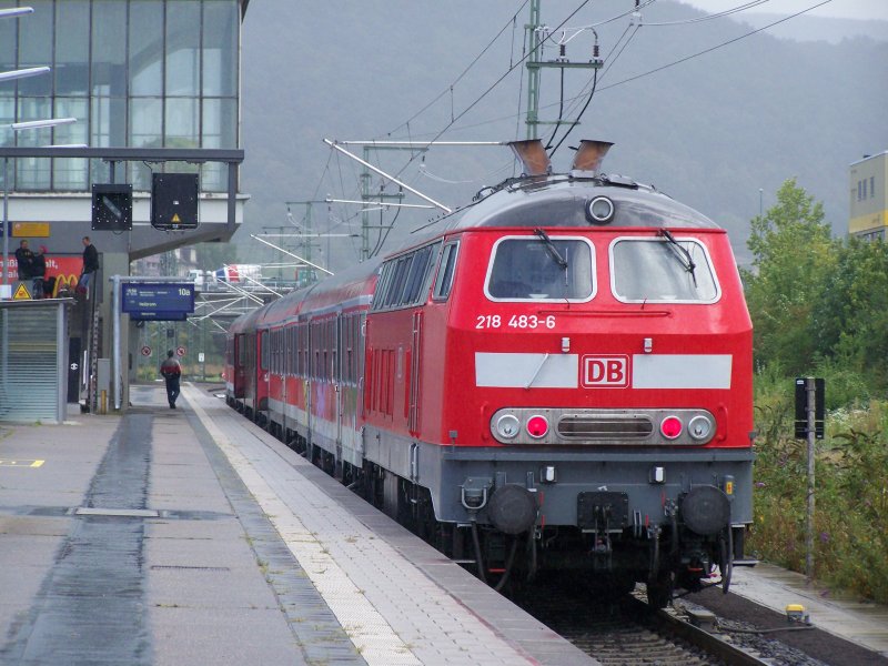 Die Br.218 483-6 fuhr am 4.September 2007 mit einem RE von Heidelberg Hbf nach Heilbronn. Hier im Bahnhof Heidelberg Hbf. 