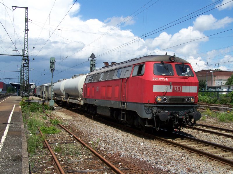 Die Br.225 073-6 zog am 16.Juni 2007 den  Unkrautspritzzug  durch den Bahnhof Aalen. Am Ende schob noch eine weitere 225er. Aufgenommen auf Gleis 3 des Aalener Bahnhofs.
