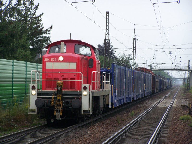 Die Br.294 573-1 mit einem gemsichtem Gterzug kurz vor der Durchfahrt des Bahnhofes Malsch. Aufgenommen am 7.August 2007