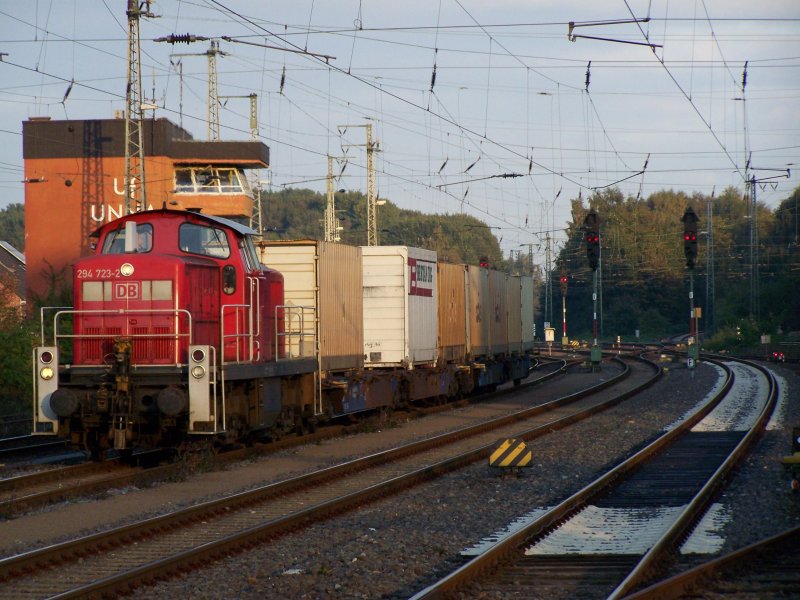 Die Br.294 723-2 mit einem Kurzen Gterzug im Bahnhof Unna. Dieser Zug fhrte eine Rangierfahrt durch. Im Hintergrund ist das Stellwerk von Unna (Uf) zu sehen.