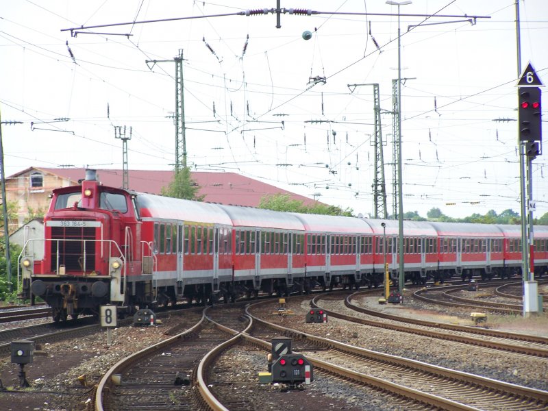 Die Br.363 164-5 beim Ragieren eines RE-Zuges. Hier schiebt sie die Ex-Silberlinge aufs Abstellgleis, aufgenommen im Mai.07 im BAhnhof Aalen.