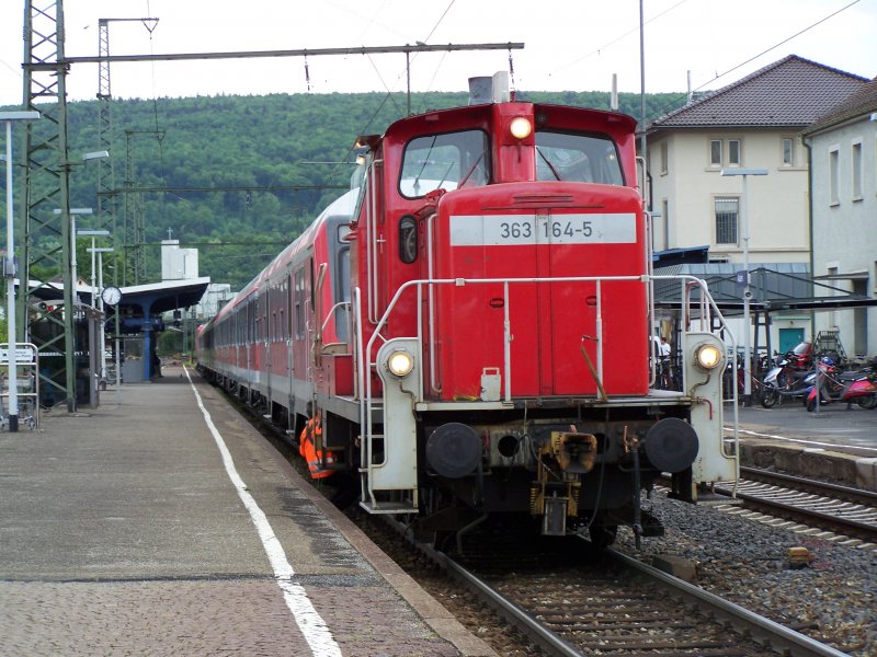 Die Br.363 164-5 beim Rangierdienst im ABhnhof Aalen. Aufgenommen am 12.05.07 auf Gleis 2 beim Ankoppeln eines RE-Zuges.