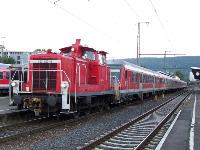 Die Br.363 205-6 rangierte noch um 20.03Uhr einige Regionalzge. Hier bei Rangierarbeiten mit einem aus Stuttgart kommendem RE-Zug.
Aufgenommen am 14.Juni 07 in Aalen.