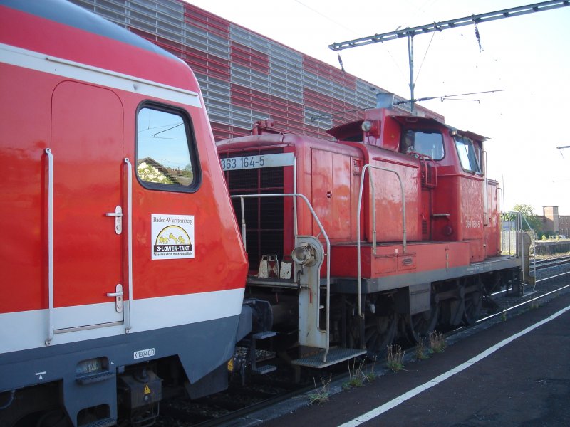 Die Br.363 die im Aalener Bahnhof ihr Dienst Leistet, zog am 26.04.07 diesen RE-Zug aus dem Aalener Bahnhof, den jeden Tag fhrt dieser RE-Zug mit einer Br.146 mit nur Drei Personenwagen zurck nach Stuttgart Hbf, daher wird hier der Zug Abgeschleppt und nur die Drei Wagen fahren zurck.