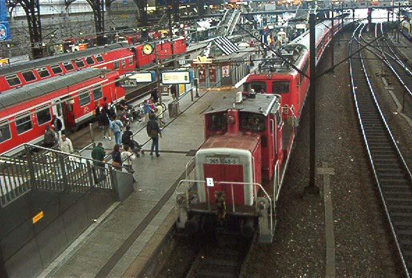 Die BR365 beim Rangieren im Hamburger Hbf.(18.07.04)
