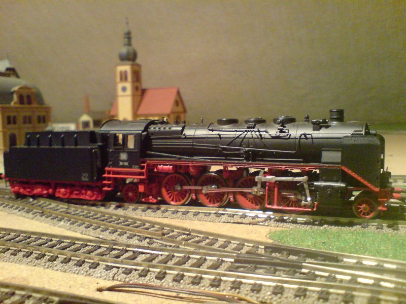 Die  BR39.196  wurde entwickelt um sowohl Personen-als auch Gterzge ziehen zu knnen!Trotz ihrer guten Laufeigenschaften lief sie jedoch meist unwirtschaftlich,da sie mit Kohle-und Wasserverbrauch nicht gerade sparsam umging! Nach mehreren berarbeitungen von Fahrwerk und Kessel kam sie vorwiegend im Mittelgebirge zum Einsatz!Es gibt Aufnahmen,auf der eine: BR39  sogar den  Rheingold  zieht! Ihre Hchstgeschwindigkeit lag bei etwa:90-100km/h!Auf dem Bild sehen wir eine  Rivarossi -Maschine,sie neigt zur Entgleisung und die Haftreifen schlen sich schonmal von den Rdern!