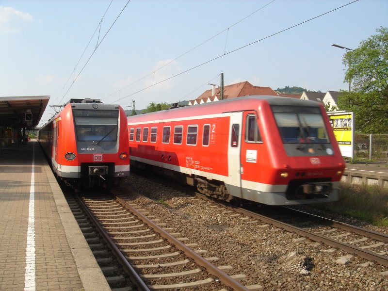 Die Br.423 014-0 stand als S-Bahnblinie S1 nach Herrenberg in S-Obertrkheim wren eine Br.611 mit knapp 150km/h am Bahnhof vorbei fuhr. Aufgenommen am 29.04.07 in S-Obertrkheim.