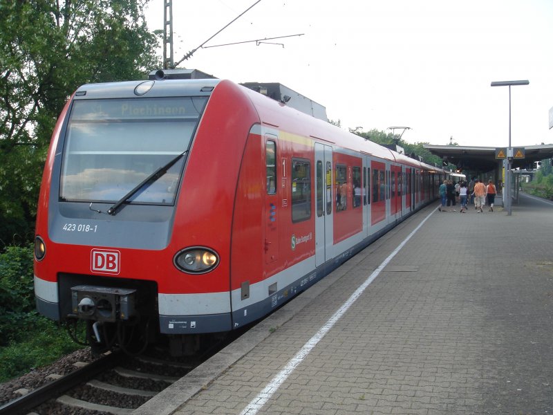 Die Br.423 018-1 fuhr am 29.04.07 als Linie S1 nach Plochingen, hier in S-Obertrkheim.