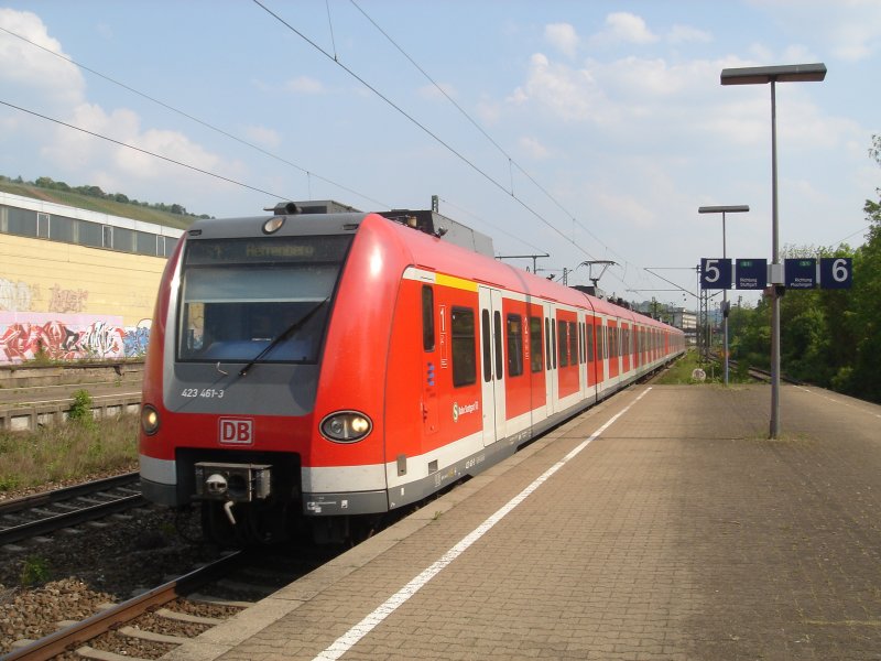 Die Br.423 461-3 kam als S1 nach Herrenberg in den Bahnhof von S-Obertrkheim eingefahren. Aufgenommen am 29.04.07