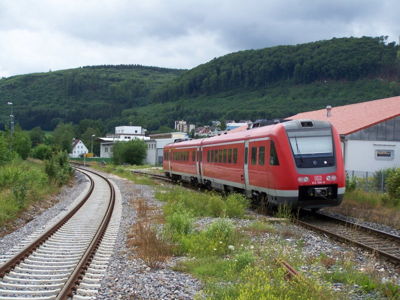 Die Br.612 590-0 fuhr als IRE von Aalen nach Ulm Hbf, hier bei der Ausfahrt des Bahnhofes Oberkochen. Der Zug beschleunigt kurz darauf auf 150km/h. Nchster halt war Heidenheim(Brenz). Aufgenommnen am 23.06.07