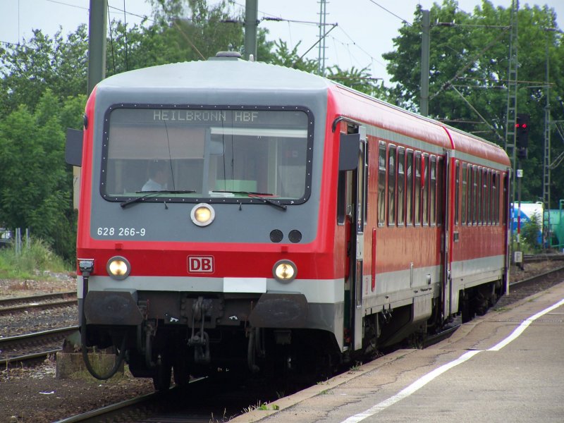 Die Br.628 266-9 kurz vor der Abfahrt des Bahnhofs Crailsheim. Dieser Zug fuhr als RE von Crailsheim nach Heilbronn Hbf. Aufgenommen am 31.Mai.07