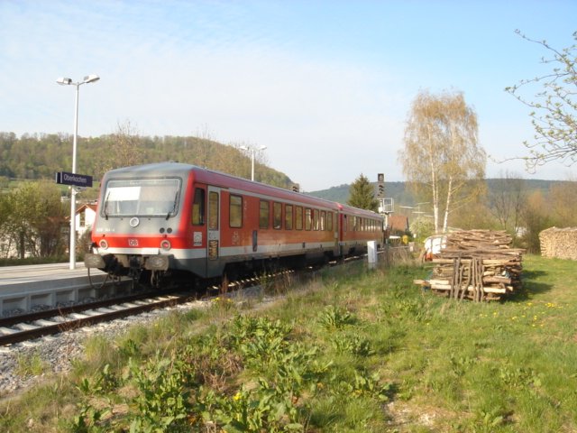 Die Br.628 bei der Ausfahrt in Oberkochen. Dieser RE-Zug kam von Ulm HBF und fuhr weiter nach Ellwangen. Aufgenommen am 18.04.07