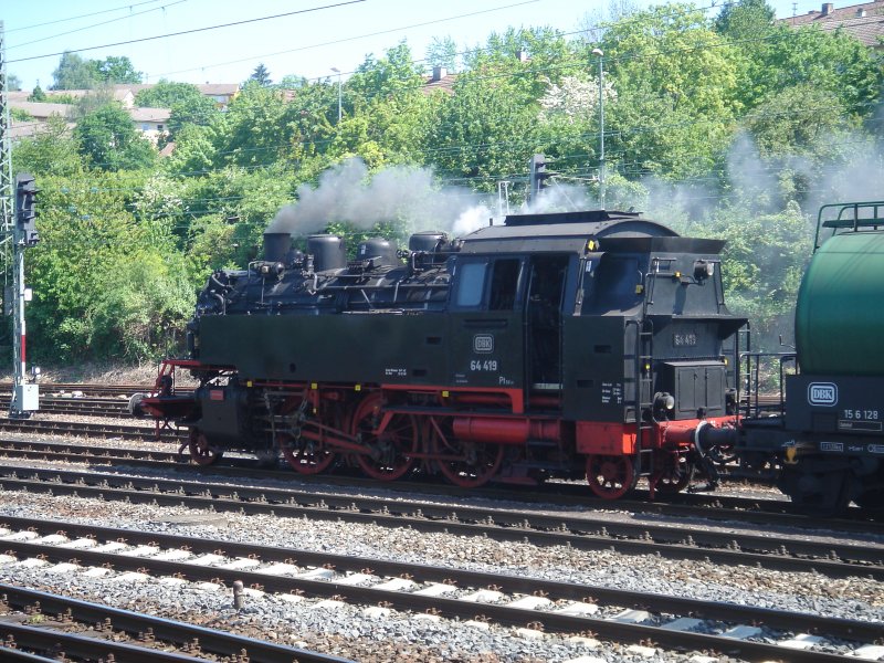 Die Br.64 419 mit einem Sonderzug SDZ im Aalener Bahnhof. Zusammen mit einem Kesselwagen, sowie Gedecktegterwagen und Historische Personenwagen ging es weiter Richtung Crailsheim.
Aufgenommen am 30.04.07 im Aalener Ragierbereich(RBF).