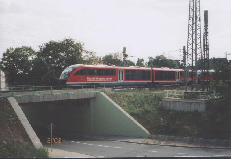 Die BR642 vor dem Bahnhof Neudietendorf am 2.8.2002
