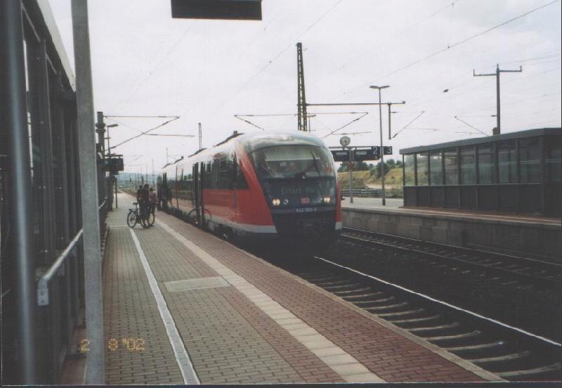 Die BR642060-8 im Bahnhof Neudietendorf am 2.8.2002